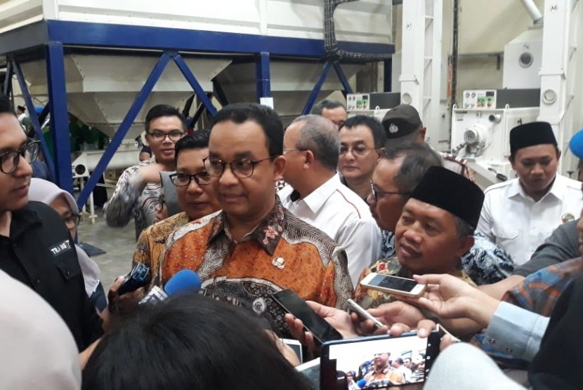 Gubernur DKI Jakarta Anies Rasyid Baswedan di PT Food Station Tjipinang, Cipinang, Jakarta Timur, Kamis (20/12). 