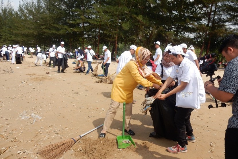 Kampanye gerakan pengurangan sampah plastik domestik di daerah-daerah.