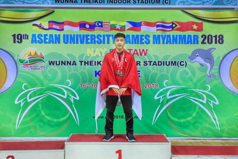 Mahasiswa Fakultas Ilmu Keolahragaan (FIK) Universitas Negeri Malang (UM) mengharumkan Indonesia di kejuaraan Karate Kelas Kumite -55 KG Putra dan Kumite Beregu Putra pada 19th ASEAN University Games (AUG ke-19) di Myanmar.