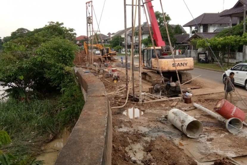 Proyek pembangunan tanggul Kali Bekasi di kawasan perumahan Kemang Pratama, Kota Bekasi, Jumat (21/12). 