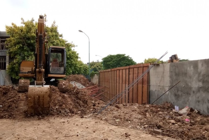 Proyek pembangunan tanggul Kali Bekasi di kawasan perumahan Kemang Pratama, Kota Bekasi, Jumat (21/12). 