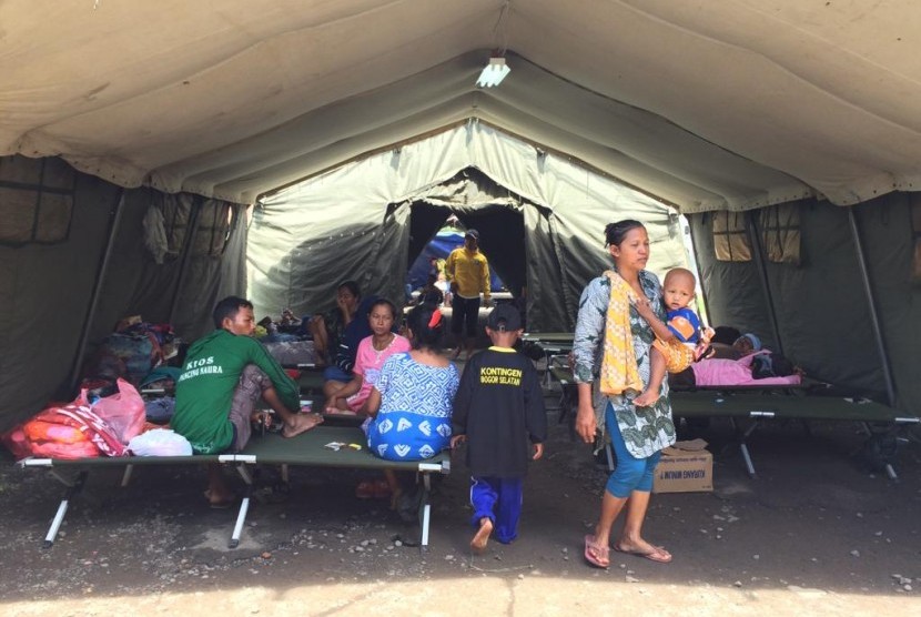 Petugas medis memeriksa pasien yang mengeluhkan kondisi kesehatannya di pos kesehatan, Posko Krakatau, Desa Labuan, Kecamatan Labuan, Kabupaten Pandeglang, Banten, Senin (24/12).