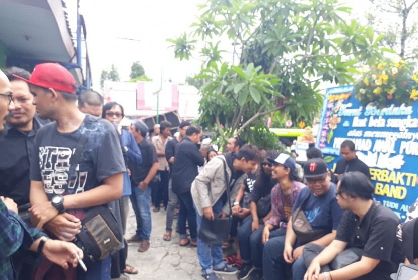 Ribuan orang takziah Bassist Band Seventeen Muhammad Awal Purbani atau Bani (36 tahun) di.kediaman orangtuanya Fajar Wibowo dan Marjinah, di Gamping Tengah RT.04/RW 14 Ambarketawang Senn (24/12). 