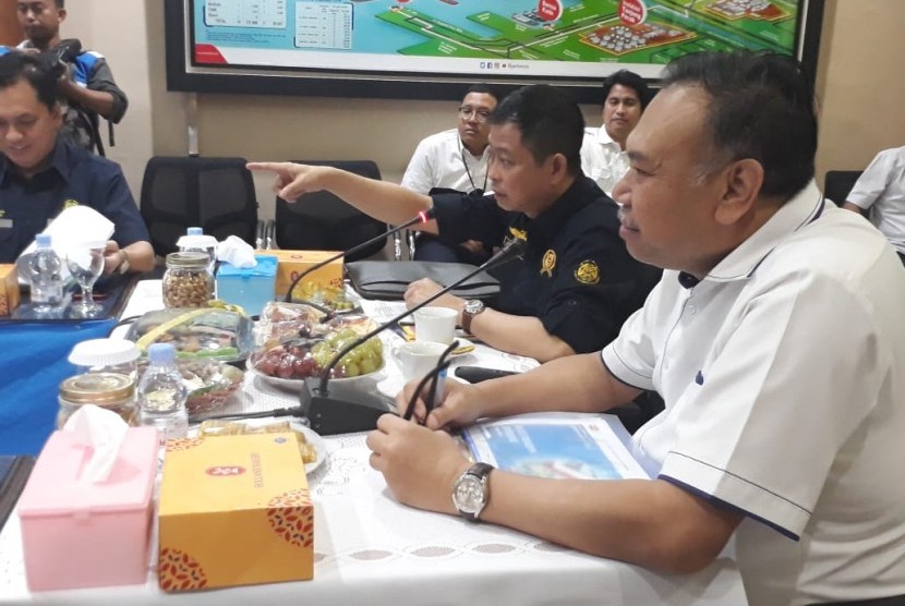 Menteri Energi dan Sumber Daya Mineral Ignasius Jonan menjalankan kunjungan kerja di TBBM Group Surabaya dan Transmisi UIT JBTB & UP2B Jatim, Senin (24/12).