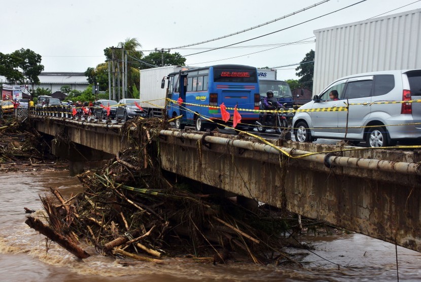 Sejumlah kendaraan terjebak kemacetan setelah kawasan itu diterjang banjir (ilustrasi)