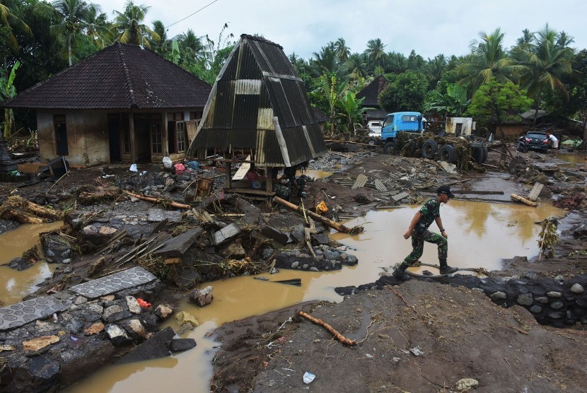 Anggota TNI melintas di dekat rumah warga yang diterjang banjir di Jembrana, Bali / ilustrasi 