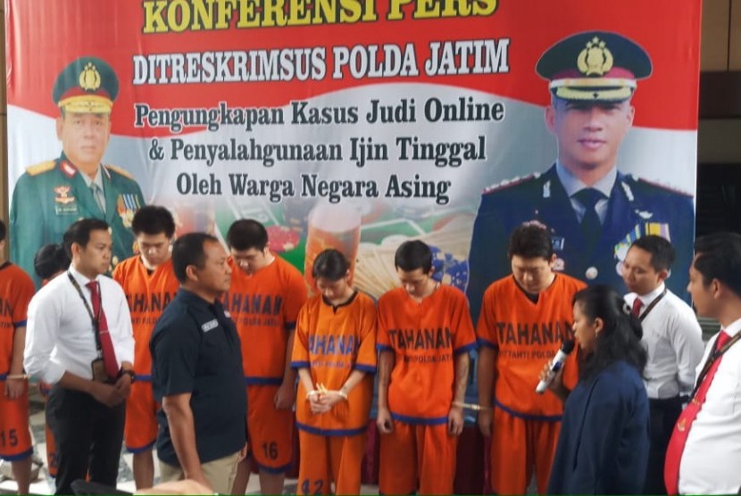 Ditreskrimsus Polda Jawa Timur menangkap tujuh warga negara (WN) Tiongkok pelaku judi online di Surabaya
