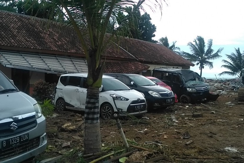 Puluhan kendaraan belum terevakuasi di sepanjang pesisir Pantai Carita.