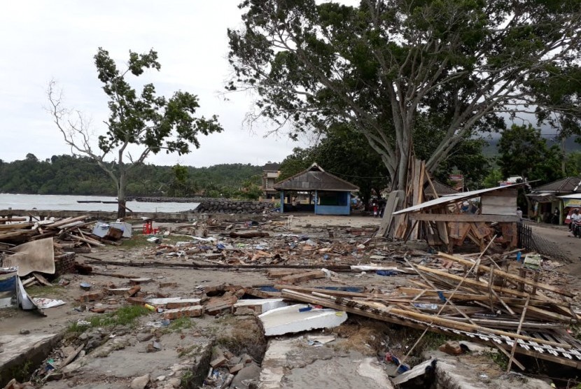 Dermaga Canti di Rajabasa, Lampung Selatan tempat hilir mudik warga ke Pulau Sebesi, juga hancur diterpa tsunami. 