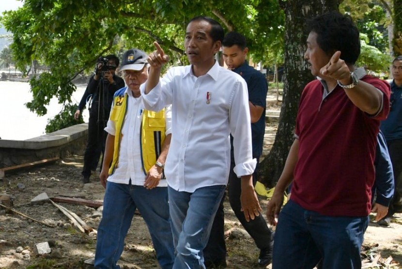 Presiden Jokowi meninjau lokasi bencana  (ilustrasi).