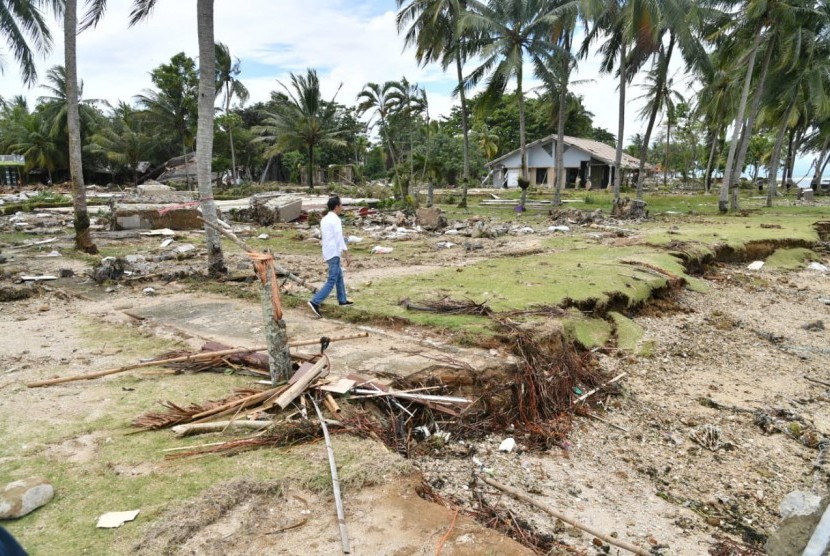 Presiden Jokowi meninjau lokasi bencana terdampak tsunami, Senin (24/12).