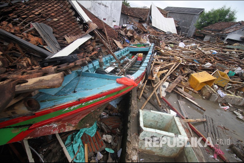 Perahu berada di puing permukiman akibat terseret tsunami di Sumur Pesisir, Pandeglang, Banten, Senin (24/12/2018). 