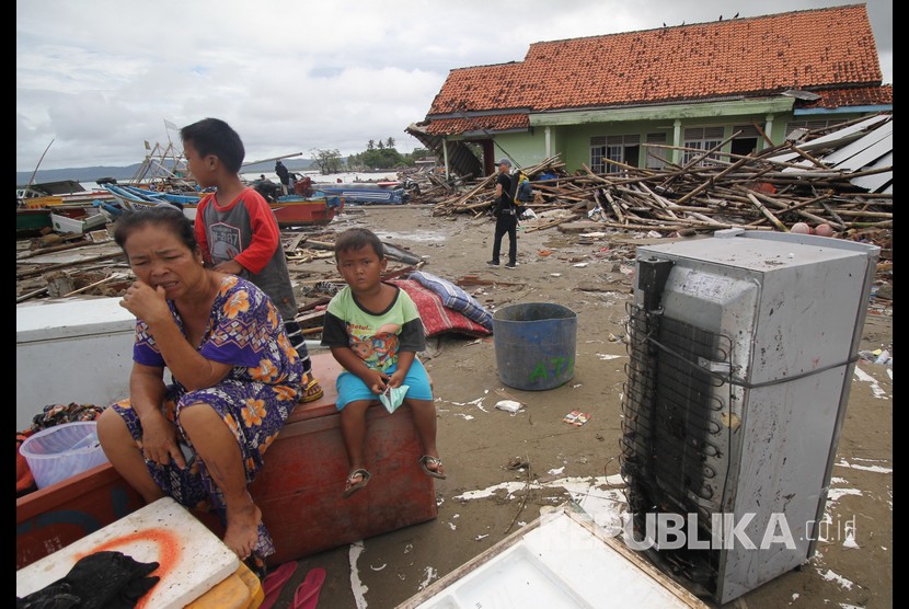 Penyintas menjaga harta benda yang bisa diselamatkan pascatsunami di Sumur Pesisir, Pandeglang, Banten, Senin (24/12/2018). 