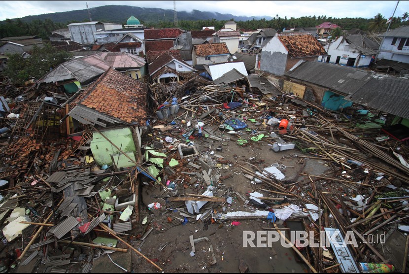 Sejumlah bangunan rata dengan tanah akibat terjangan tsunami di Sumur Pesisir, Pandeglang, Banten, Senin (24/12/2018).