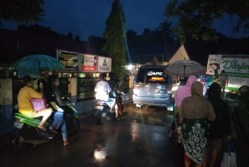 Sebagian Warga Carita Mulai Mengungsi karena masih mengalami trauma akibat kejadian tsunami di Selat Sunda yang menerpa pesisir pantai Carita, Pandeglang, Banten, Sabtu (22/12) lalu. Mereka mengungsi ke posko yang terletak di kawasan perbukitan, sekira 250 meter dari Jalan Raya Carita ke arah timur