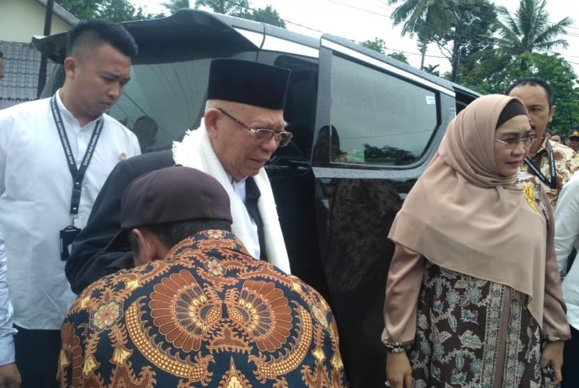 Kiai Ma'ruf Amin beserta istrinya kunjungi posko pengungsian, Tenjolahang Timur, Tenjolahang, Pandeglang, Selasa (25/12). 