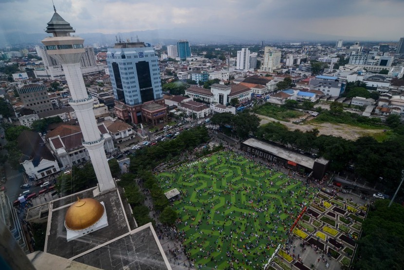 Wisatawan memadati Alun-alun Bandung, Jawa Barat. 