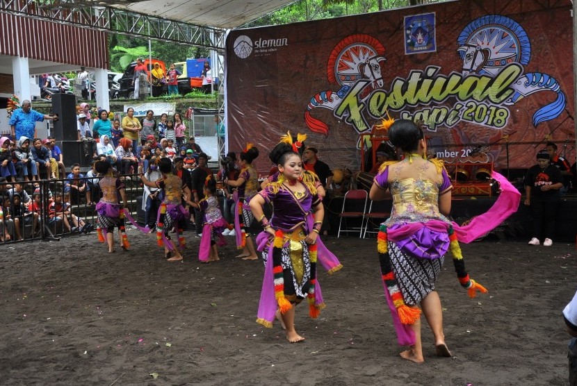 Gelaran Festival Merapi 2018 di Embung Jetis Suruh, Desa  Donoharjo, Kecamatan Ngaglik, Kabupaten Sleman, DIY.