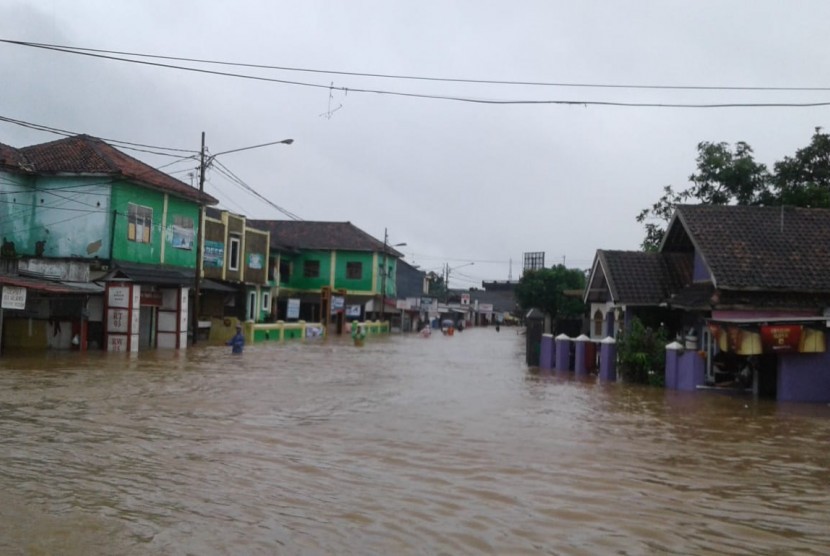 Banjir menerjang Desa Labuan dan Desa Karang Anyar, Kecamatan Labuan, Kabupaten Pandeglang, Banten, Rabu (26/12). 