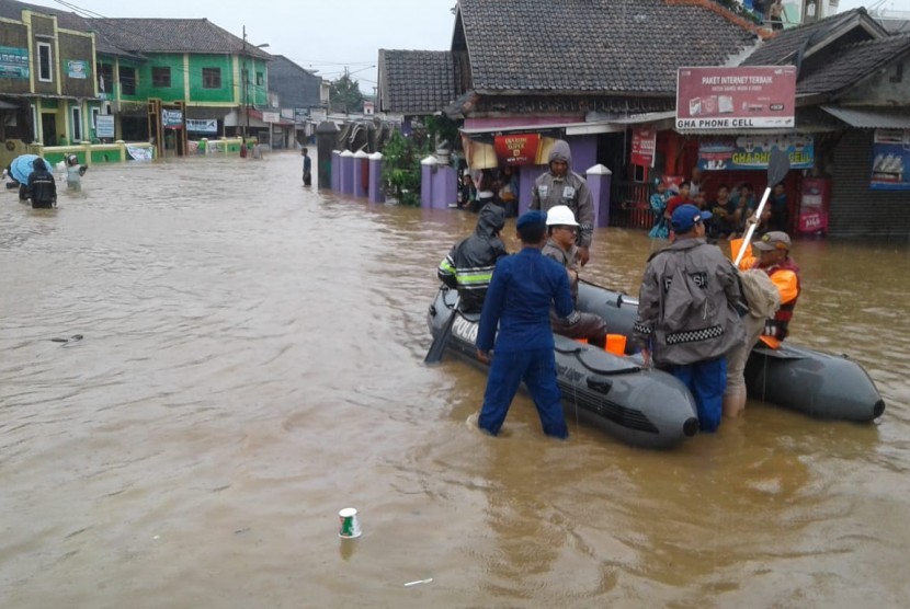 Banjir menerjang Desa Labuan dan Desa Karang Anyar, Kecamatan Labuan, Kabupaten Pandeglang, Banten, Rabu (26/12). 