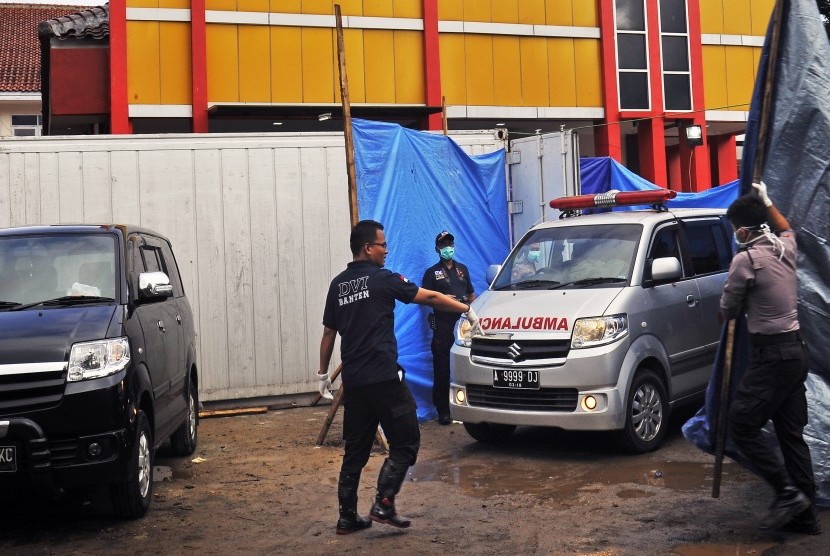 Petugas menurunkan jenazah korban tsunami Selat Sunda di kontainer pendingin jenazah di RSUD Berkah, di Pandeglang, Banten, Rabu (26/12/2018).