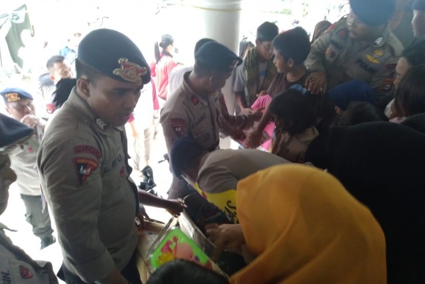 Personel Brimob Polda Banten melakukan pemulihan trauma kepada anak-anak pengungsi di Desa Pagedongan, Pandeglang, Banten. Kamis (27/12). 