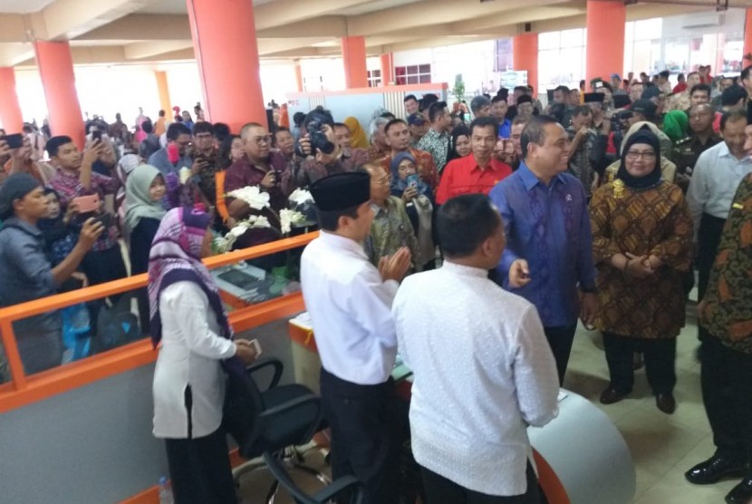 Menteri PAN RB Syafruddin meresmikan Mal Pelayanan Publik di kompleks Pasar Raya Padang, Kamis (27/12). 