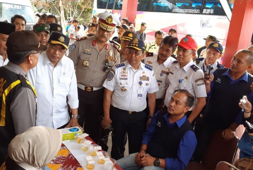 Menteri Perhubungan Budi Karya Sumadi melakukan peninjauan pengecekan kendaraan atau ram check serta tes kesehatan pengemudi di area parkir lokasi wisata Taman Balekambang Tawangmangu, Kabupaten Karanganyar, Jawa Tengah, Kamis (27/12) sore. Dari hasil peninjauan tersebut pengemudi dinyatakan sehat dan kendaraan dinyatakan laik jalan.