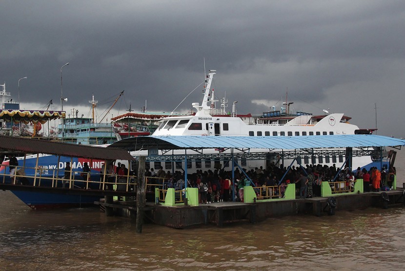 Ferry domestik di dermaga. (Ilustrasi)