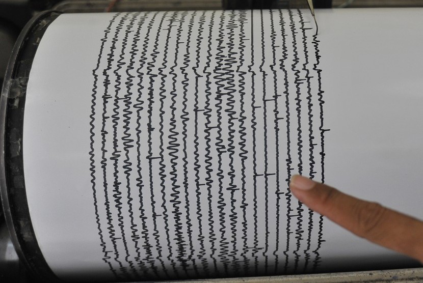 Petugas menunjuk data rekam seismograf pemantau aktifitas letusan Gunung Anak Krakatau (GAK) di Pos Pengamatan GAK Pasauran, Serang, Banten, Kamis (27/12/2018). 