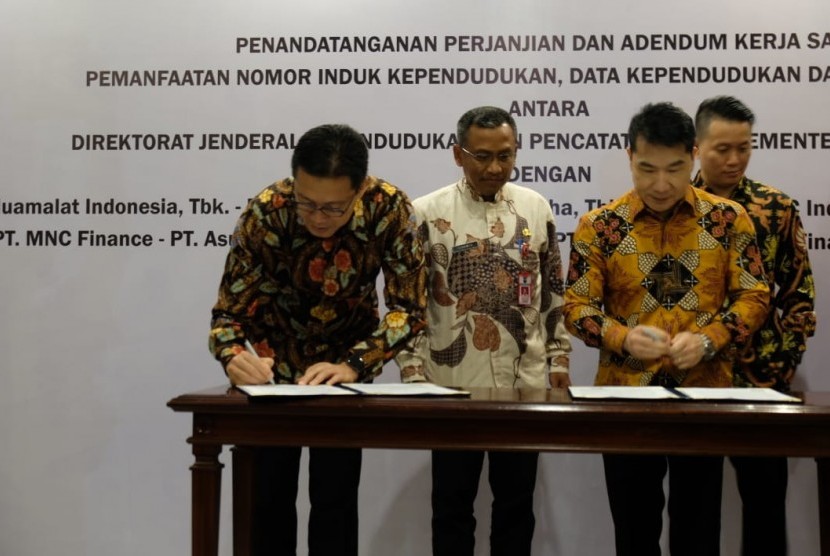 Chief Executive Officer (CEO) Bank Muamalat Achmad K. Permana (paling kiri) menandatangani perjanjian kerjasama dengan Direktorat Jenderal Dukcapil Kemendagri disaksikan oleh Direktur Fasilitasi Pemanfaatan Data dan Dokumen Kependudukan Ditjen Dukcapil Kemendagri Gunawan (kedua dari kiri), Jumat (28/12).