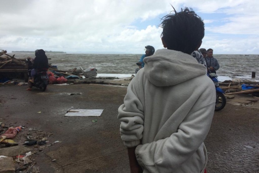 Seorang anak yang selamat dari terjangan tsunami sedang melihat laut. (Ilustrasi)