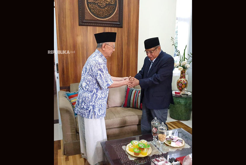 Ketua PB NU KH Said Agil Siradj bersilaturahmi dengan pimpinan Pondok Pesantren Tebuireng Jombang, Jawa Timur, KH Sholahuddin Wahid. Silaturahmi berlangsung di Pondok Pesantren Tebu Ireng, Sabtu (29/12).