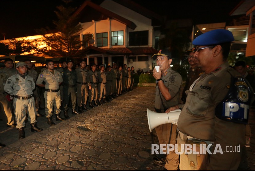 Petugas Satpol PP dan Wilayatul Hisbah (polisi syariat islam) mengikuti apel pengamanan pergantian tahun di Banda Aceh, Aceh, Senin (31/12/2018). 
