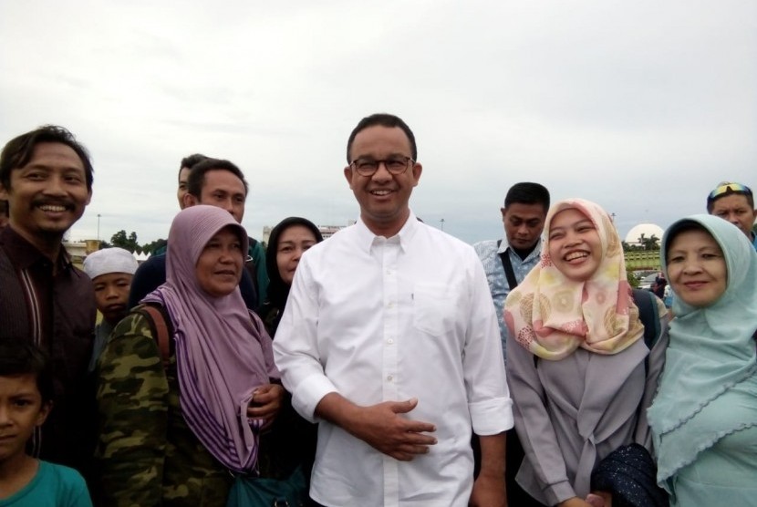 Gubernur DKI Jakarta Anies Baswedan saat meninjau kebersihan di Lapangan Monas, Jakarta Pusat, Selasa (1/1). 