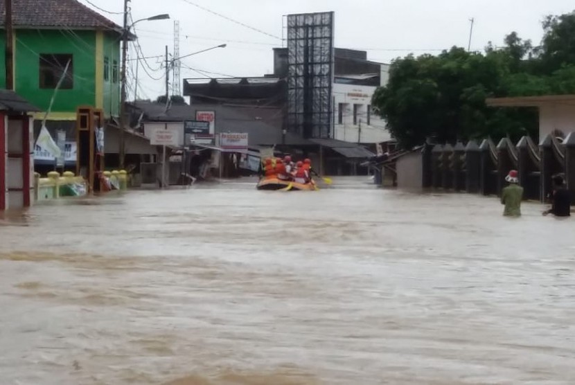 Banjir menggenangi sejumlah titik di Kecamatan Labuan Kabupaten Pandeglang, Selasa (1/1/19). Sebagian warga kembali mengungsi.