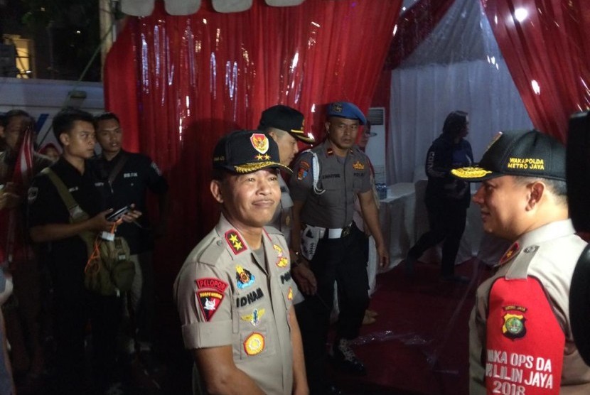 Kapolda Metro Jaya Irjen Pol Idham Azis meninjau perayaan malam pergantian tahun di Bundaran HI, Jakarta, Senin (31/12). 