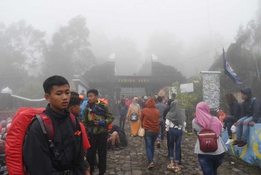 Sejumlah pendaki Gunung Lawu berada di gerbang jalur pendakian Cemorosewu di Magetan, Jawa Timur.