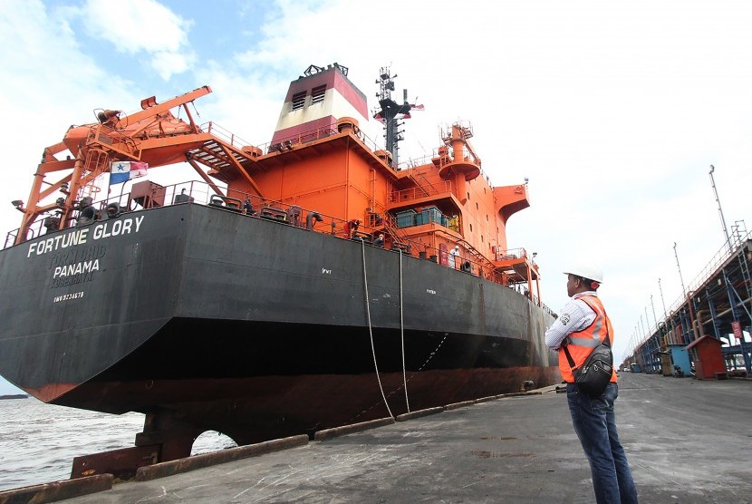 Operator pelabuhan mengawasi sebuah kapal tanker pengangkut minyak sawit yang bersiap sandar perdana di tahun 2019 di Pelabuhan Pelindo I Dumai, Dumai, Riau, Selasa (1/1/2019). 