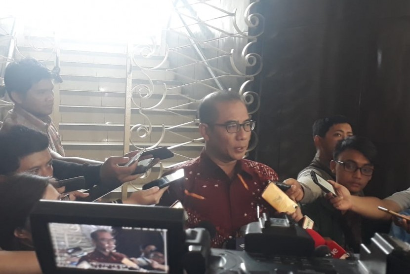 Komisioner KPU Hasyim Asyari menyampaikan keterangan pers terkait kegiatan LPDSK partai politik dan calon presiden-calon wakil presiden di Kantor KPU, Jakarta, Rabu (2/1).