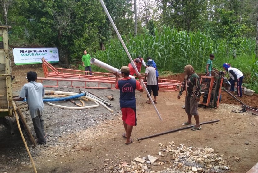 Proses awal pembangunan sumur wakaf oleh Global Wakaf-ACT DIY di  Dusun Bangkan, Desa Jatiayu, Kecamatan Karangmojo, Kabupaten Gunungkidul,  DIY, Rabu (2/1). 
