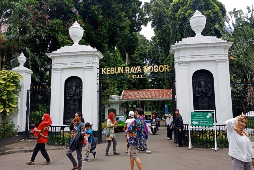 Para pengunjung nampak memenuhi pintu masuk Kebun Raya Bogor, di Kota Bogor, Rabu (2/12). 