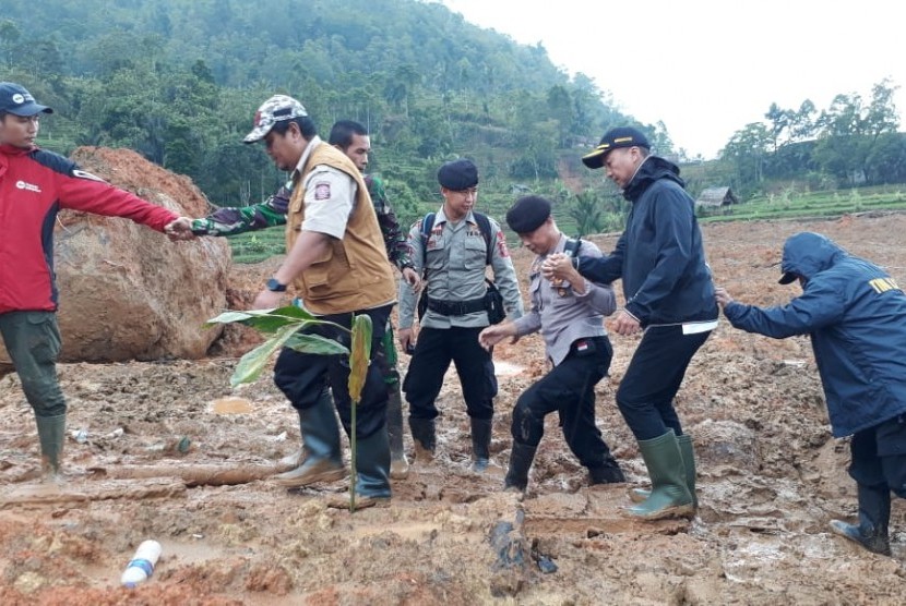 Mensos Agus Gumiwang Kartasasmita mengunjungi lokasi longsor dan memberikan bantuan kepada ahli waris korban longsor di Desa Sirna Resmi Kecamatan Cisplok Kabupaten Sukabumi Kamis (3/1)