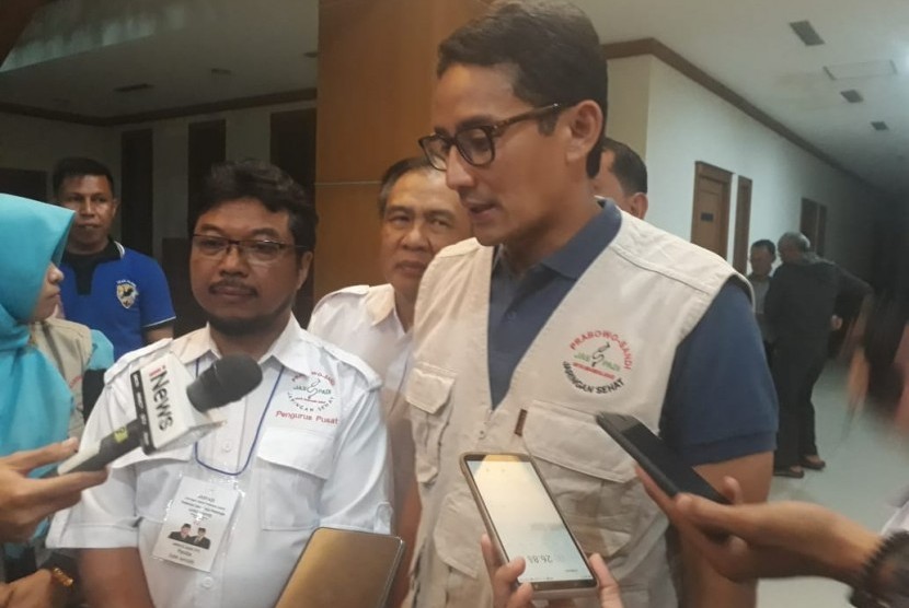 Cawapres nomor urut 02 Sandiaga Salahuddin Uno menyampaikan keterangan pers di Gedung Dewan Dakwah, Kramat Raya, Jakarta, Rabu (2/1) malam. 