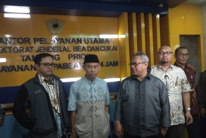 Ketua KPU, Arief Budiman, beserta komisioner KPU mendatangi Kantor Pelayanan Bea Cukai Tanjung Priok untuk mengecek temuan tujuh kontaioner berisi surat suara yang diduga sudah tercoblos, Rabu (2/1) malam. Selain KPU, Bawaslu juga ikut melakukan pencekan. 