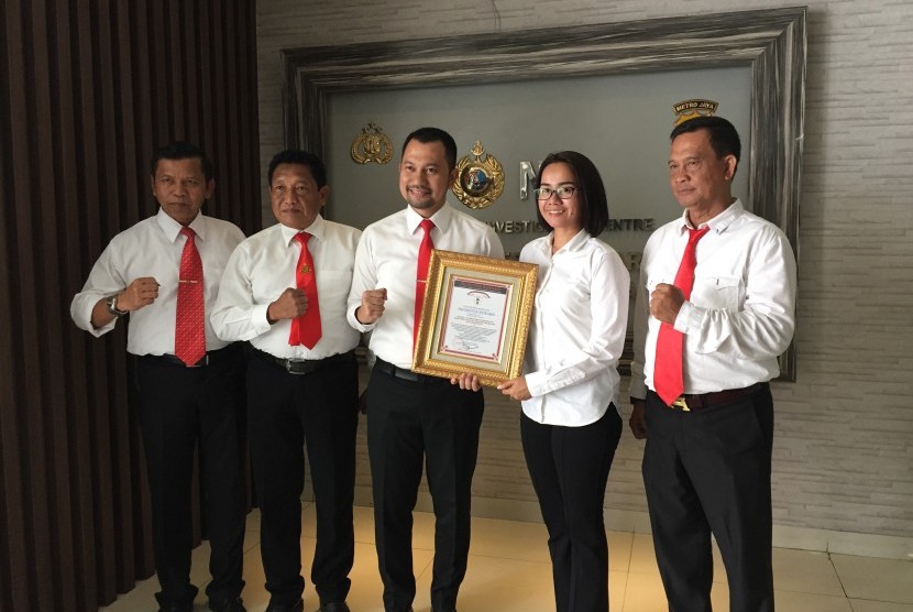 Kasubdit 1 Ditresnarkoba Polda Metro Jaya AKBP Jean Calvijn  Simanjuntak saat menerima penghargaan Promoter Award di Gedung  Ditresnarkoba Polda Metri Jaya, Kamis (3/1).