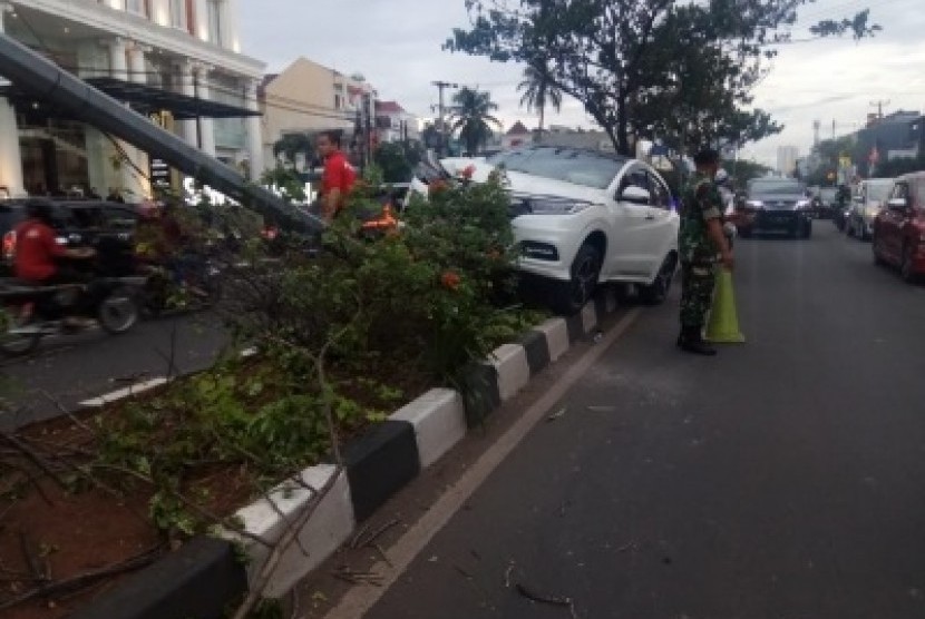 Mobil hantam separator tumbangkan lampu Jalan Margonda depok