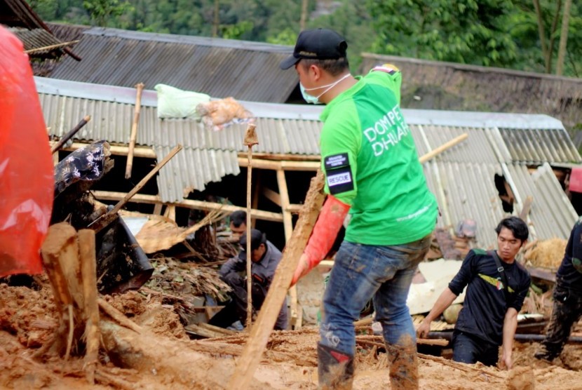 Tim Dompet Dhuafa Disaster Management Center (DMC) berada di lokasi bencana tanah longsor di di Kampung Garehong, Dusun Cimapag, Desa Sirnaresmi, Cisolok, Sukabumi, Jawa Barat, untuk ikut mengevakuasi para korban.