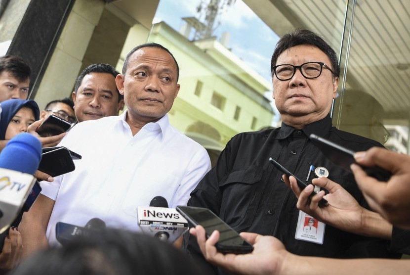 Home Affairs Minister Tjahjo Kumolo (right) visits the National Police Criminal Investigation Unit office to file a report on hoax related to seven containers of cast ballots, on Thursday (Jan 3).