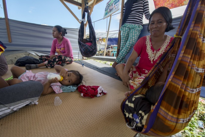 Sejumlah pengungsi beraktivitas di tenda Kamp Pengungsi Terpadu Kelurahan Balaroa, Palu, Sulawesi Tengah, Kamis (3/1/2019).